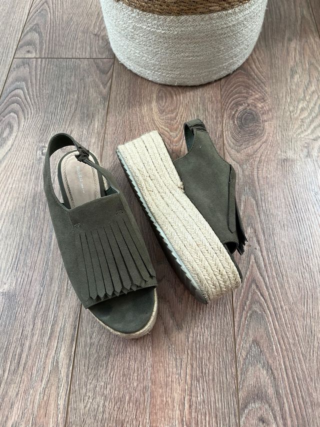 Sandalias de plataforma verde con flecos