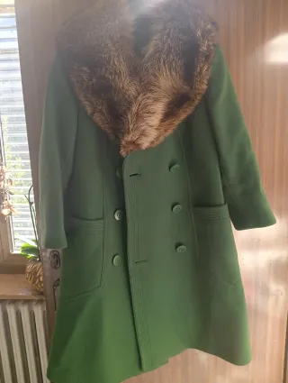 Cappotto verde con collo pelliccia