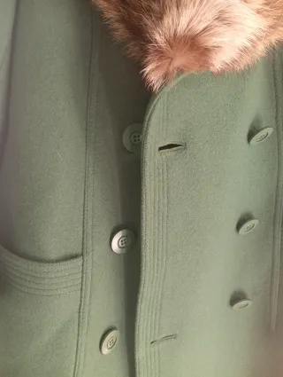 Cappotto verde con collo pelliccia