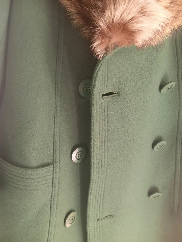 Cappotto verde con collo pelliccia
