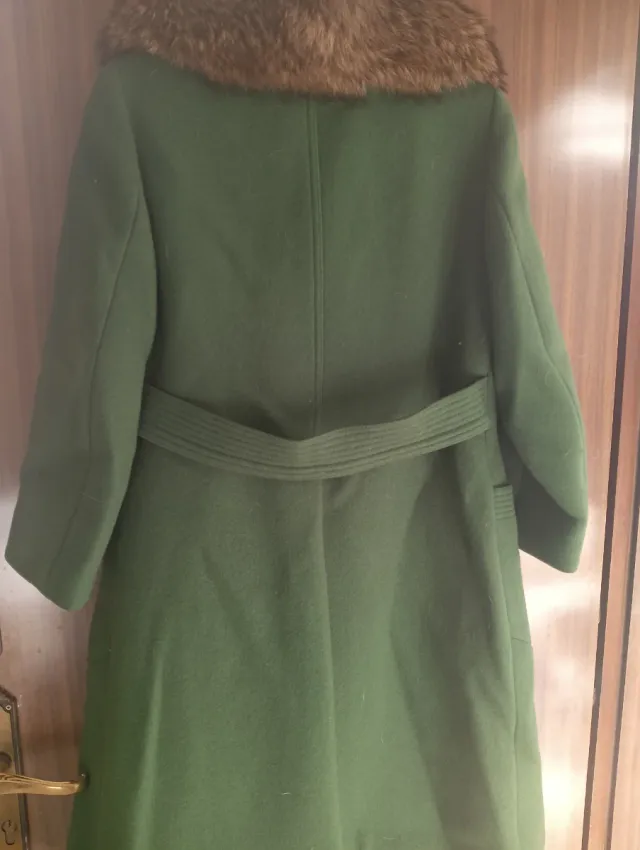Cappotto verde con collo pelliccia