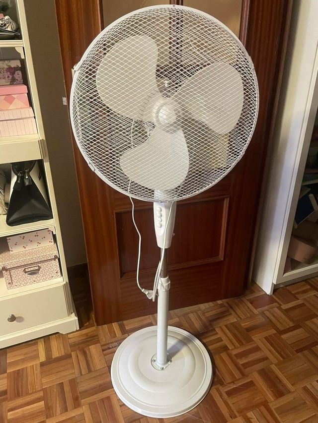 Ventilador de pie blanco