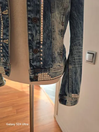 Chaqueta tejana con tachuelas y strass