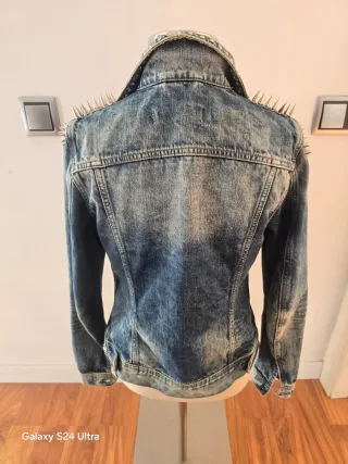 Chaqueta tejana con tachuelas y strass