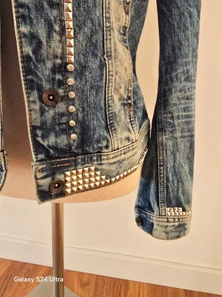 Chaqueta tejana con tachuelas y strass