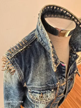 Chaqueta tejana con tachuelas y strass