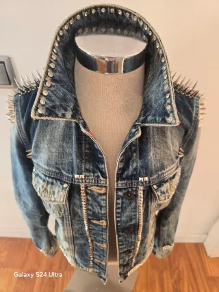 Chaqueta tejana con tachuelas y strass