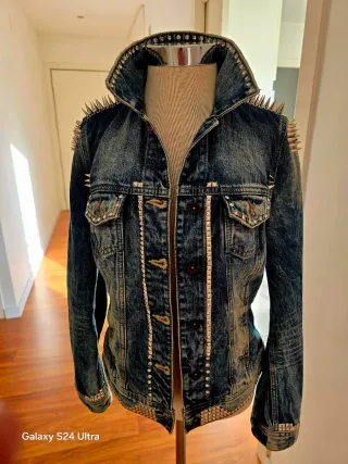 Chaqueta tejana con tachuelas y strass