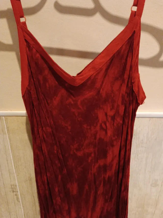 Vestido rojo asimétrico con volantes