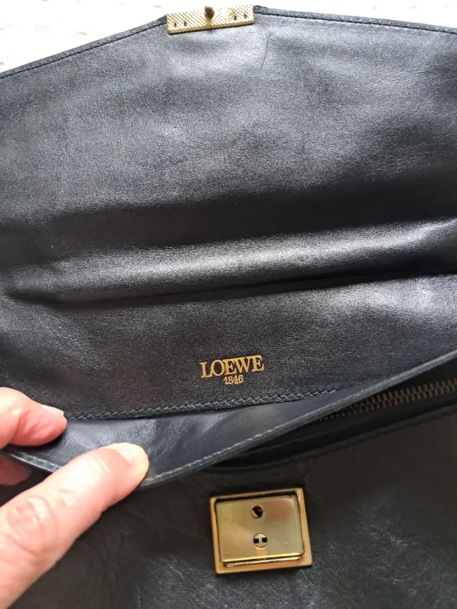 Cartera Loewe Negra y Dorada