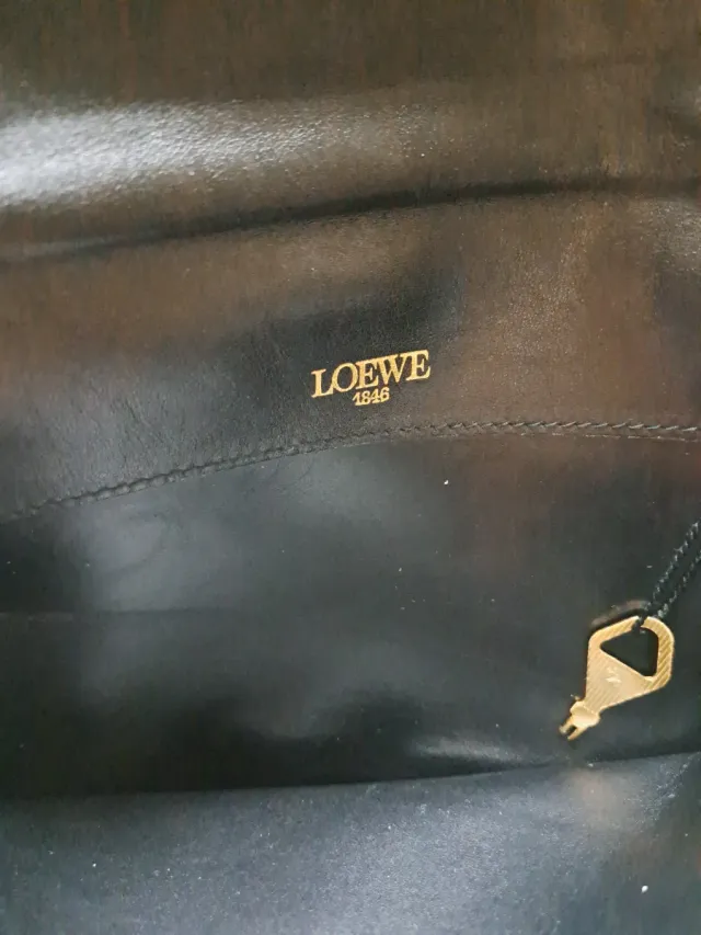 Cartera Loewe Negra y Dorada