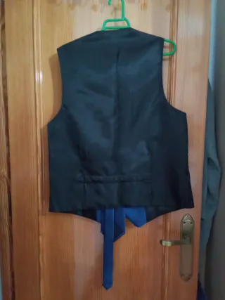 Chaleco y corbata azul eléctrico