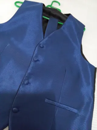 Chaleco y corbata azul eléctrico