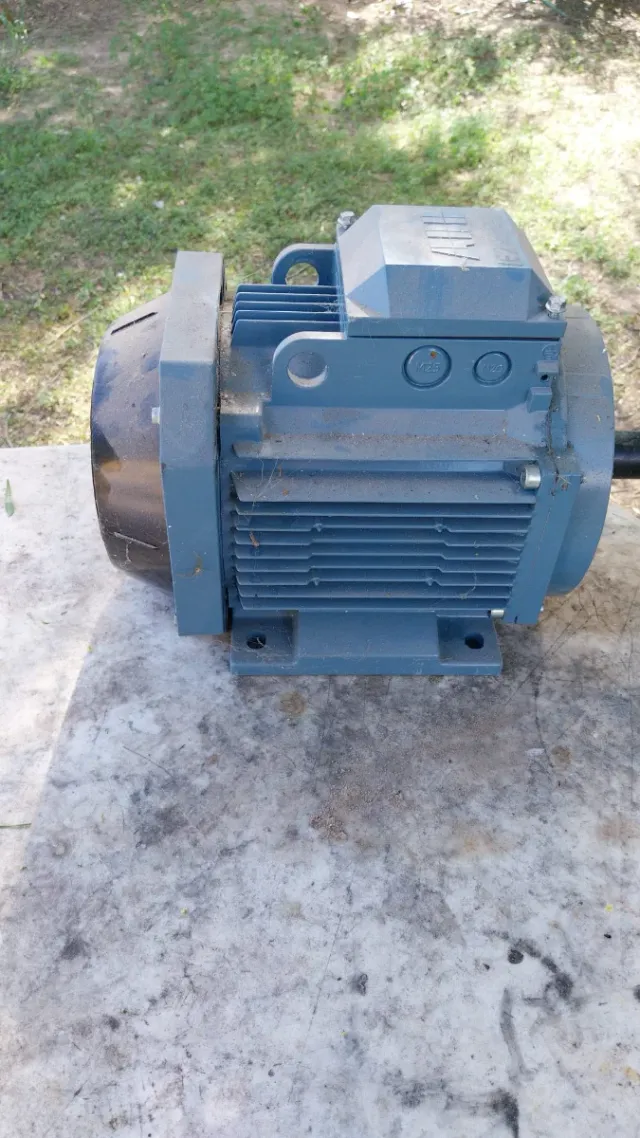 Motor ABB M2AA 100LC-4 Trifásico