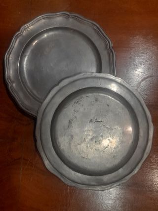 Coppia di piatti decorativi in peltro Nino Ferrari