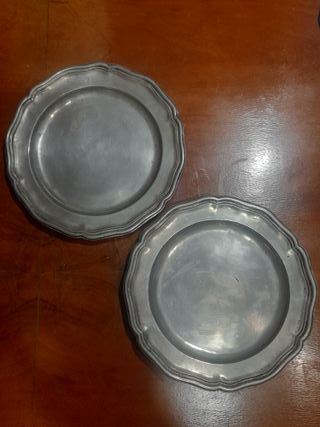 Coppia di piatti decorativi in peltro Nino Ferrari