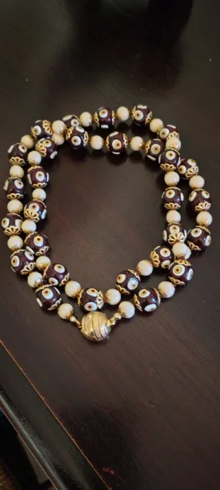 Collana con perle dorate e occhi tondi di agata