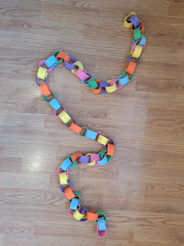 Cadena de fieltro multicolor para decoración