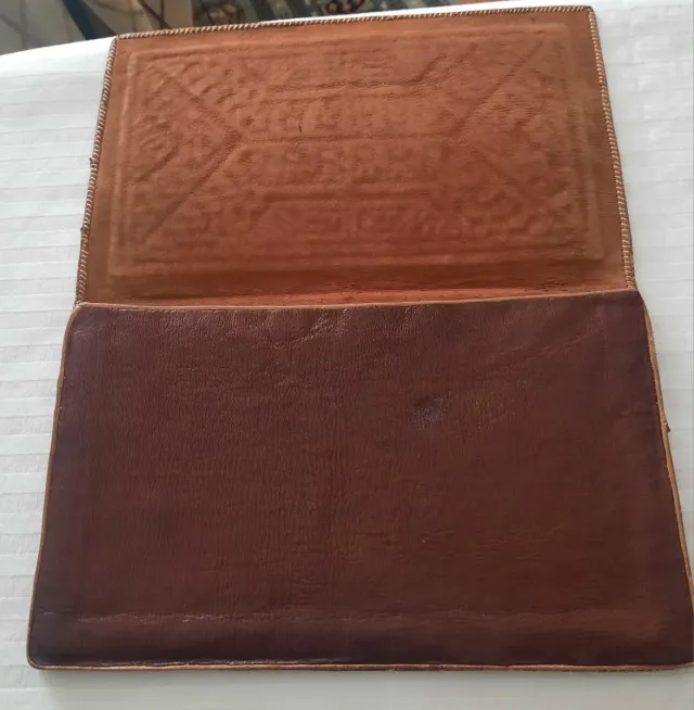 Portadocumentos antiguo piel bordado