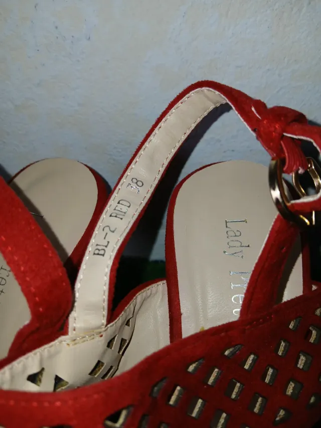 Tacones rojos piel estampado