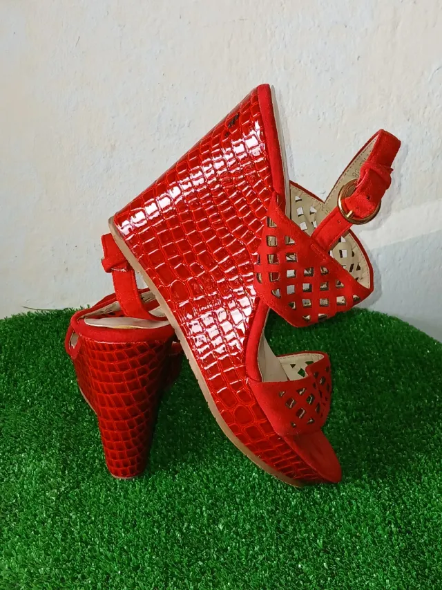 Tacones rojos piel estampado