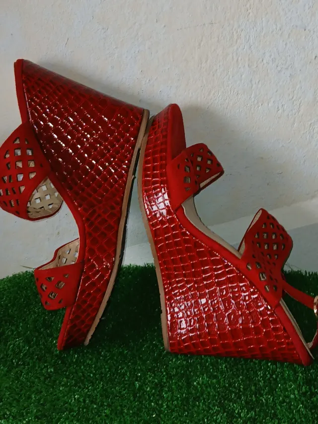 Tacones rojos piel estampado