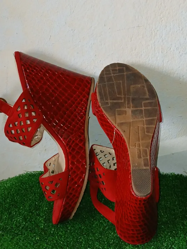 Tacones rojos piel estampado