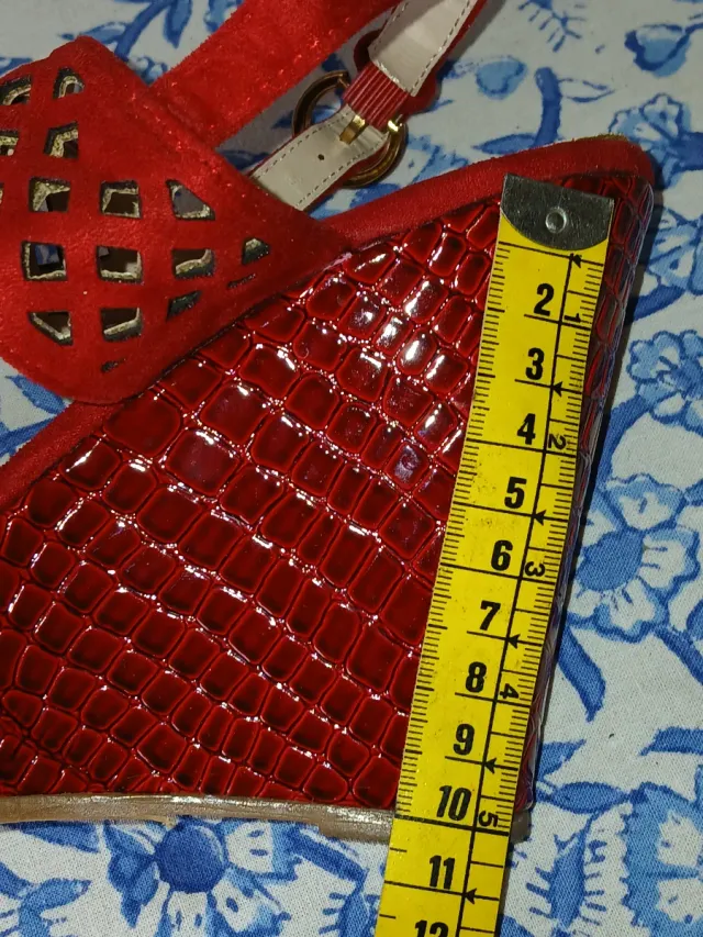 Tacones rojos piel estampado