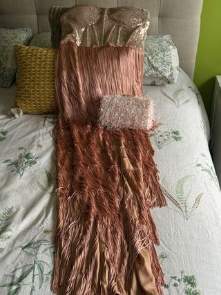 Vestido de fiesta con lentejuelas y flecos