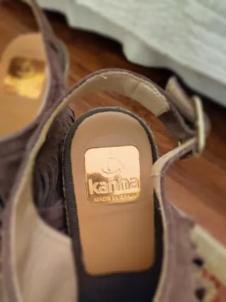 Sandalias Kanna cuña flecos marrón