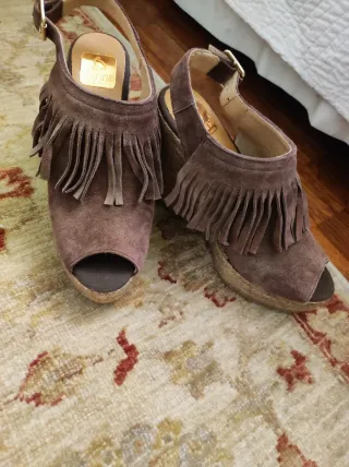 Sandalias Kanna cuña flecos marrón