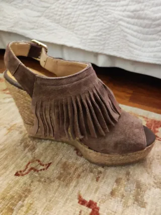 Sandalias Kanna cuña flecos marrón