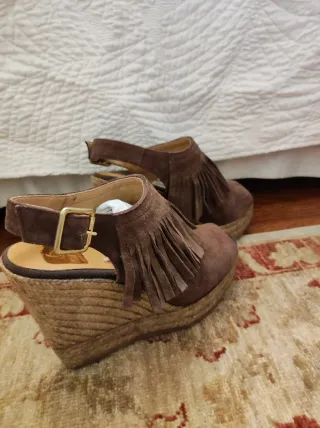 Sandalias Kanna cuña flecos marrón