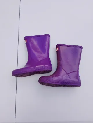 Botas de agua Hunter moradas brillantes.