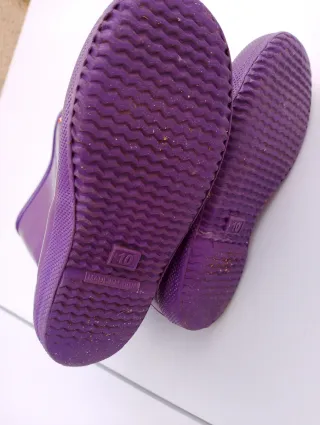 Botas de agua Hunter moradas brillantes.