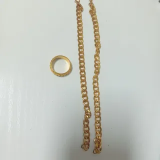 Anillo y cadena dorados hombre