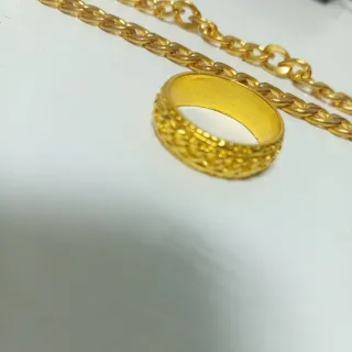 Anillo y cadena dorados hombre