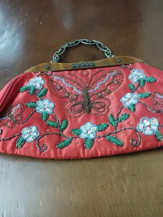 Bolso de mano satén rojo con pedrería