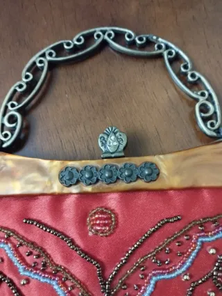 Bolso de mano satén rojo con pedrería