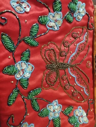 Bolso de mano satén rojo con pedrería