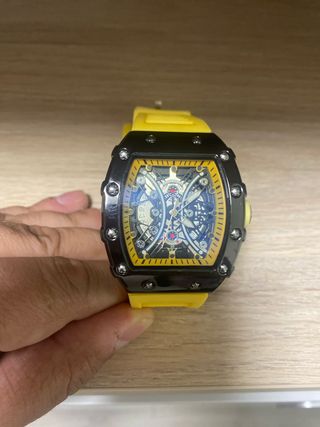 Reloj deportivo con correa amarilla