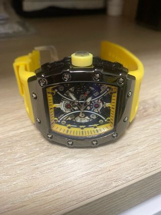 Reloj deportivo con correa amarilla