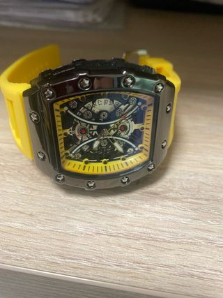 Reloj deportivo con correa amarilla