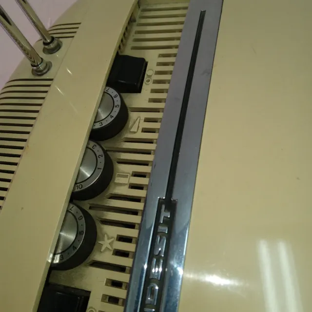 Muebles antiguos: taburetes y máquinas de coser