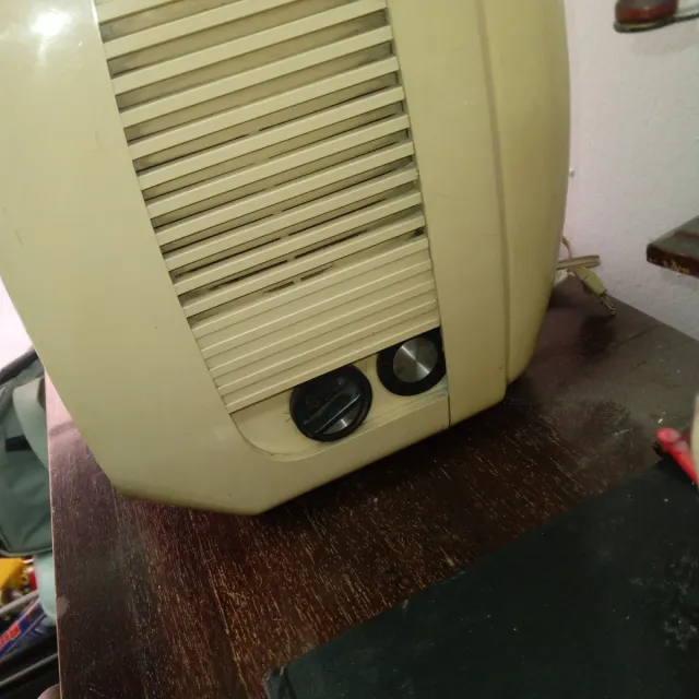 Muebles antiguos: taburetes y máquinas de coser