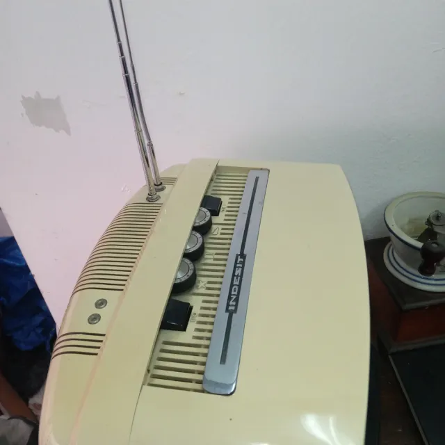 Muebles antiguos: taburetes y máquinas de coser