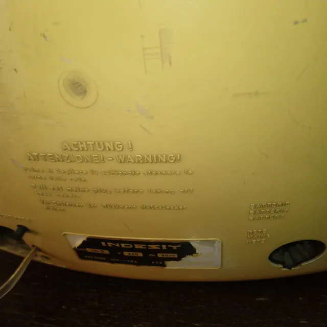 Muebles antiguos: taburetes y máquinas de coser