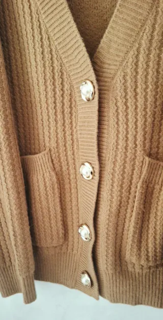 Cárdigan botones joya marrón