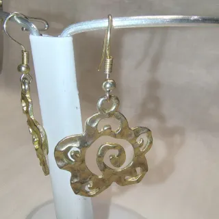 Pendientes dorados flor étnica vintage