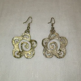 Pendientes dorados flor étnica vintage